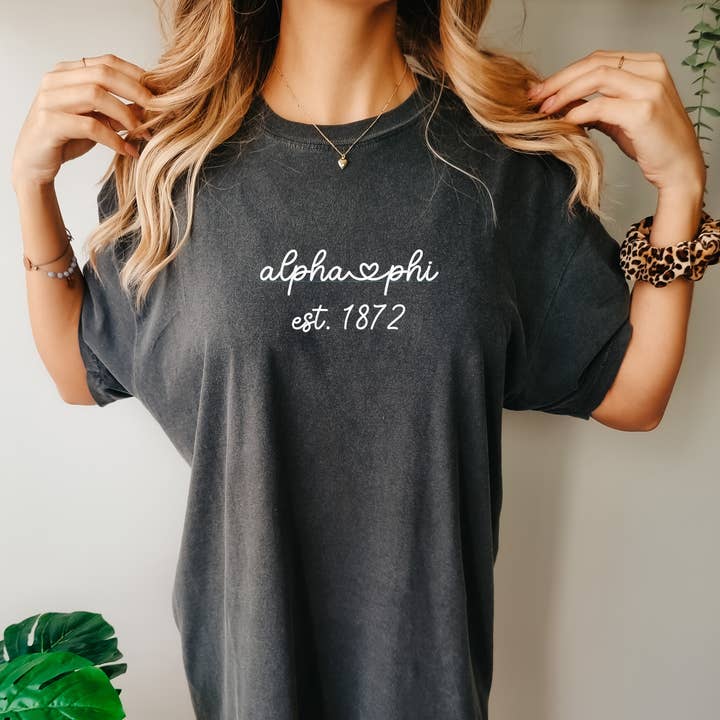 Tee-shirt Alpha Phi Sorority pour la vente par Golden Sol Collective