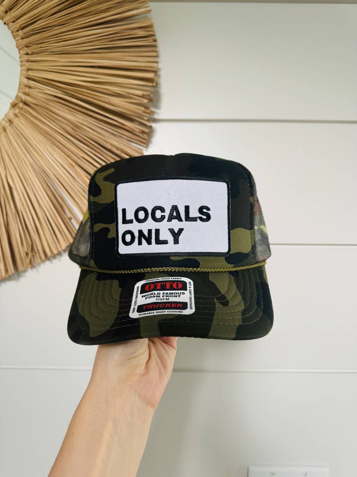 Cappellino Trucker "LOCALS ONLY" | Trucker in Schiuma Mimetico per la vendita all'ingrosso da parte di The Day Away Collective