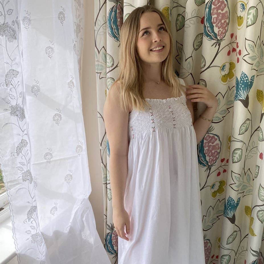 English Rose Linens – Engroshandel Natkjole - Dame – Nightie med smukke rosa roseknopper i bomuld1