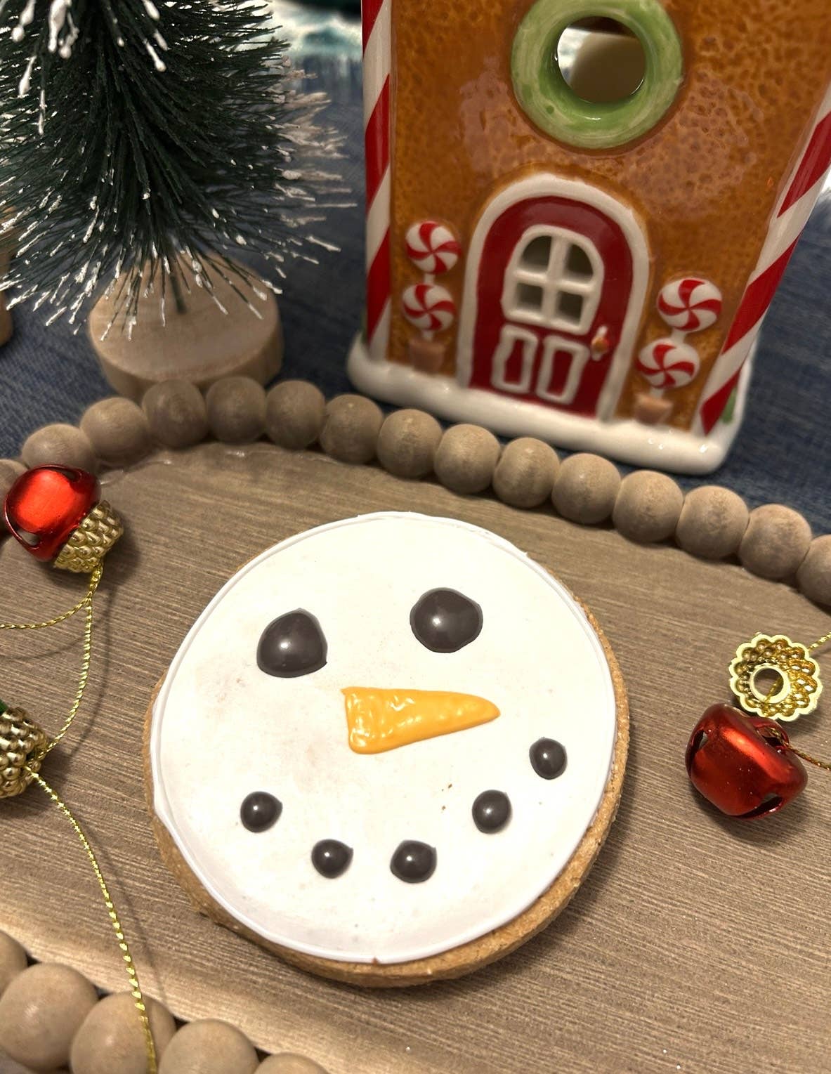 Moo’s Barkery - Wholesale Pet Treats - Dog - Round Snowman Frosted Woofie  0