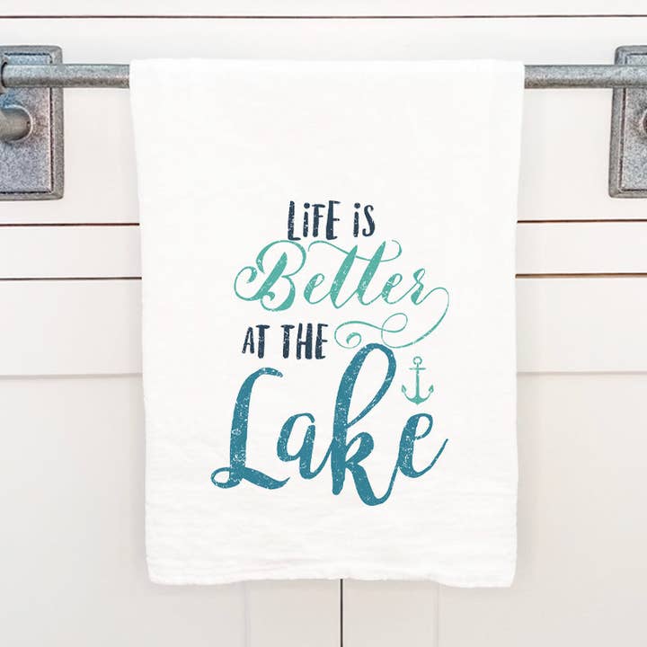 La vie est meilleure au bord du lac - Torchon en coton pour la vente par Cottage Shore