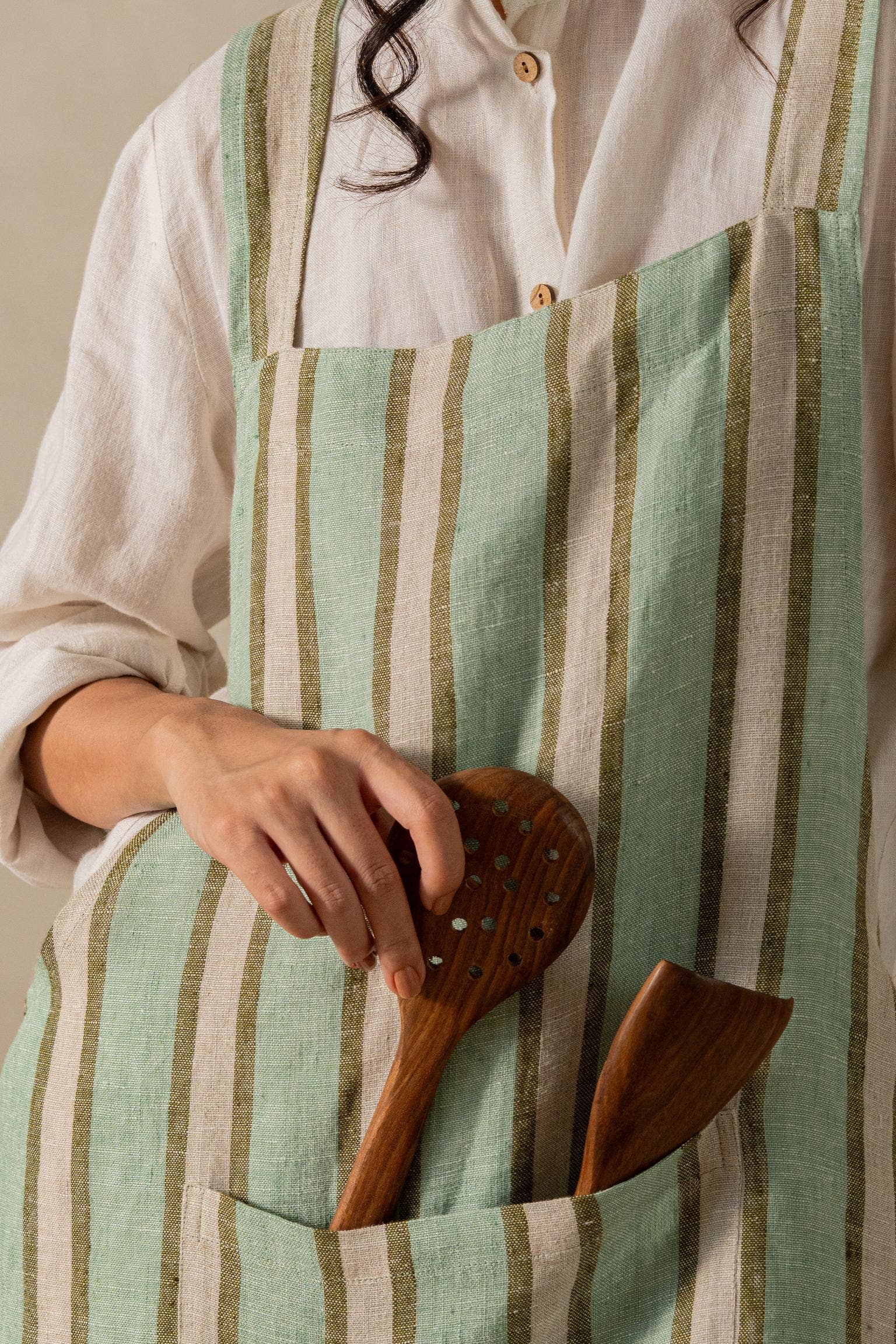 Live Linen – Großhandel Schürzen – Handgefertigte Sylph Cross Back Leinen Schürze – Alltagstaugliches Essential3