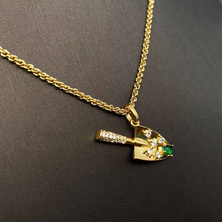 Mio Queena – Engroshandel Halskæde med vedhæng – Indlagt CZ 18K forgyldt skovlcharme halskæde1