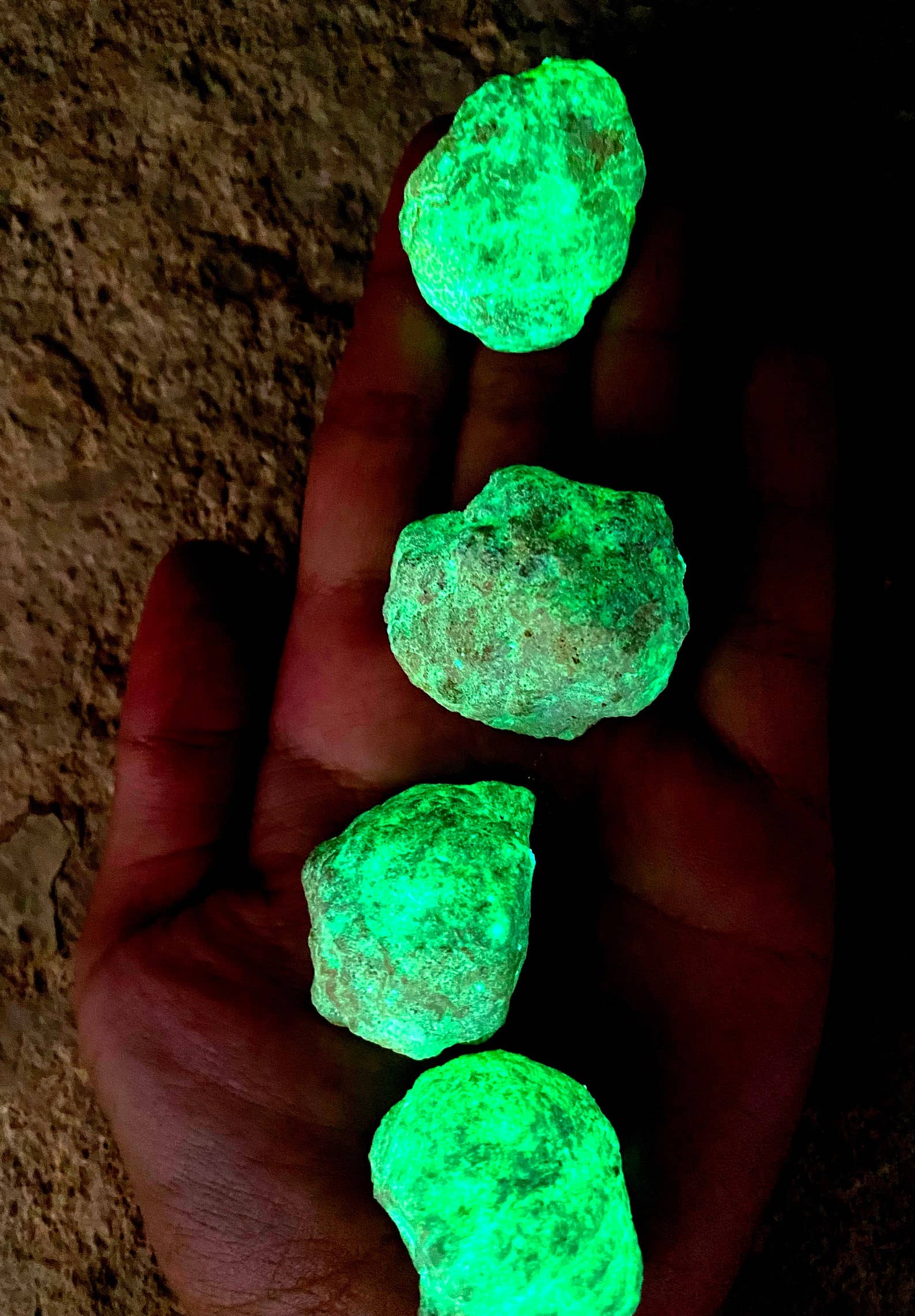 Elf Kendal Hippies - Wholesale Spiritual Stone/Crystal - glow geode 2-3cm glowing stone 0.8-1.2inch glow in the dark2