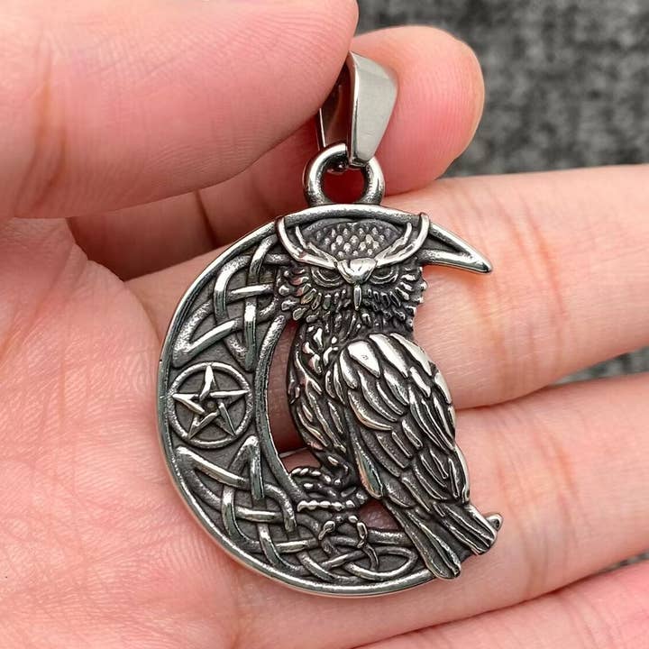 Edelstahlanhänger mit Eule, stehend auf dem Mond, MJ/MNP für den Großhandel von Mio Queena