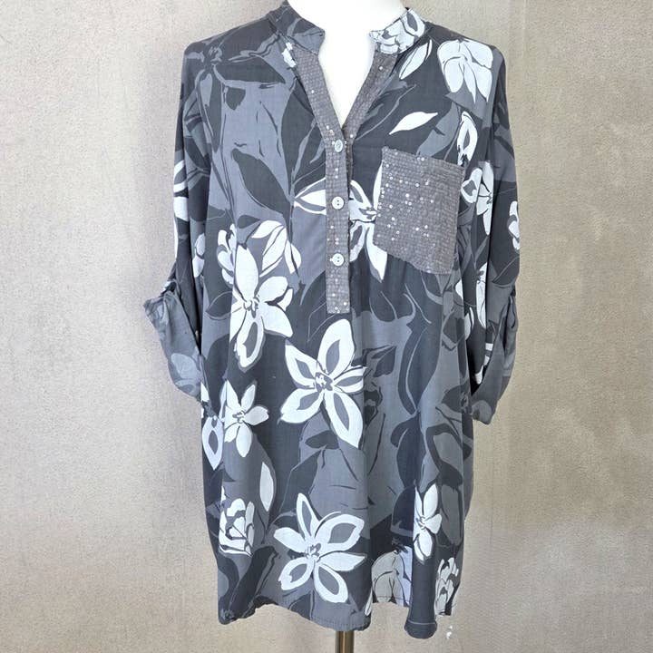 Camisa de viscose com estampado de flores claras e folhas escuras, bolso e decote com lantejoulas subtis (M) por atacado de Tempest Designs