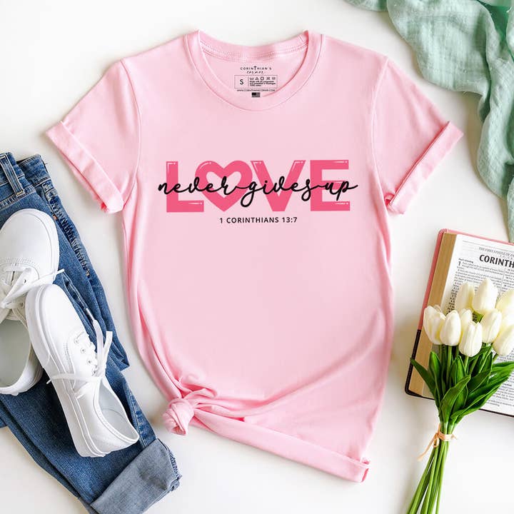 T-shirt graphique Love Never Gives Up pour la vente par Corinthian's Corner