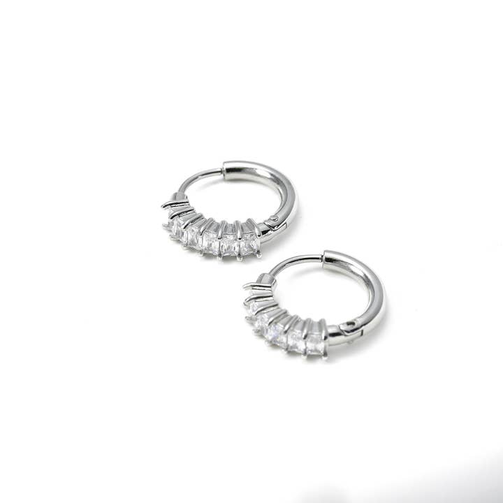 Blueyejewelry - Vente Petits anneaux - Boucles d’oreilles créoles fines avec zircone cubique baguette - résistant au ternissement5