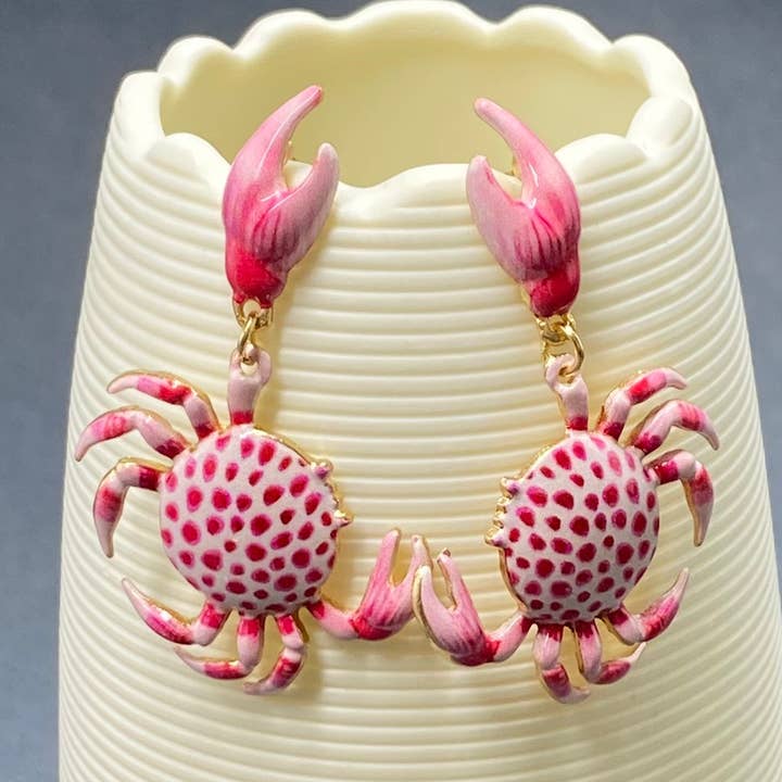 Mio Queena Ohrstecker mit pinkem Email-Krabben-Anhänger für den Großhandel von Mio Queena