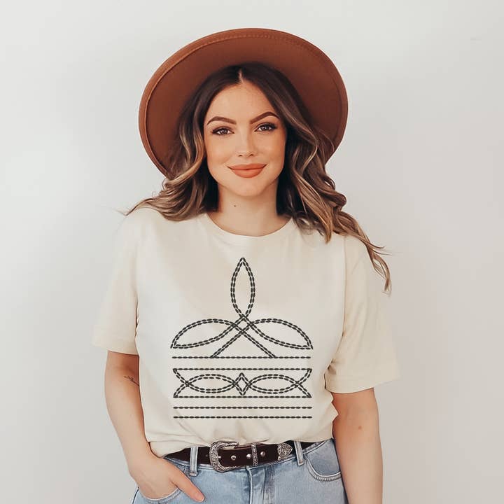 T-shirt con grafica con cuciture a stivale | Camicia da mucca Farm Western Wear per la vendita all'ingrosso da parte di Amy Anne Apparel Inc