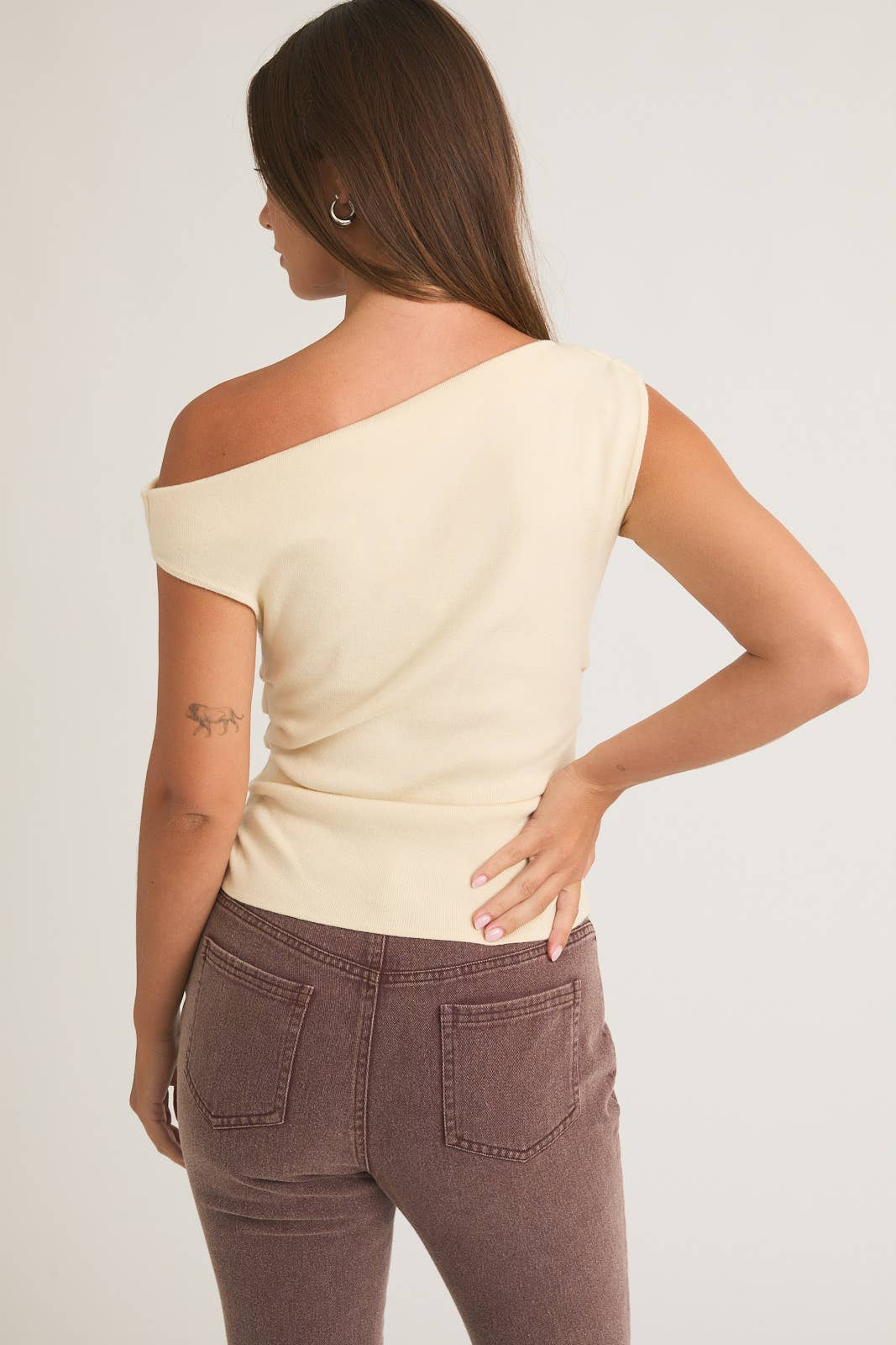 LE LIS - Vente Haut en maille – femme - TOP EN MAILLE À COL ASYMÉTRIQUE9