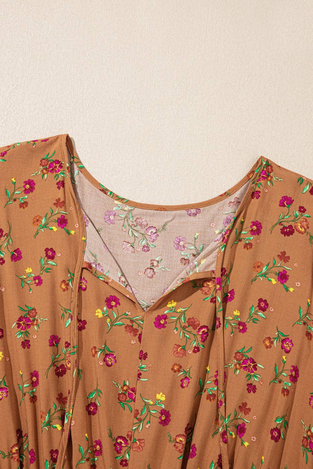 Marron Robe à volants à manches à volants et col en V à fleurs grande taille en vente sur Faire7