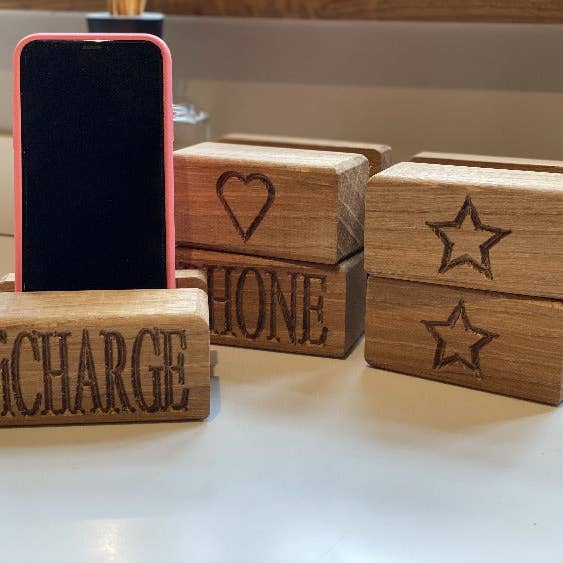 Blocco di ricarica in rovere per telefono singolo per la vendita all'ingrosso da parte di From The Oak Tree