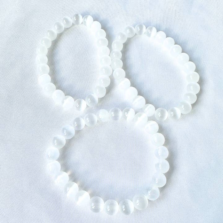 Armband met seleniet kralen voor wholesale door Gillian Inspired Designs