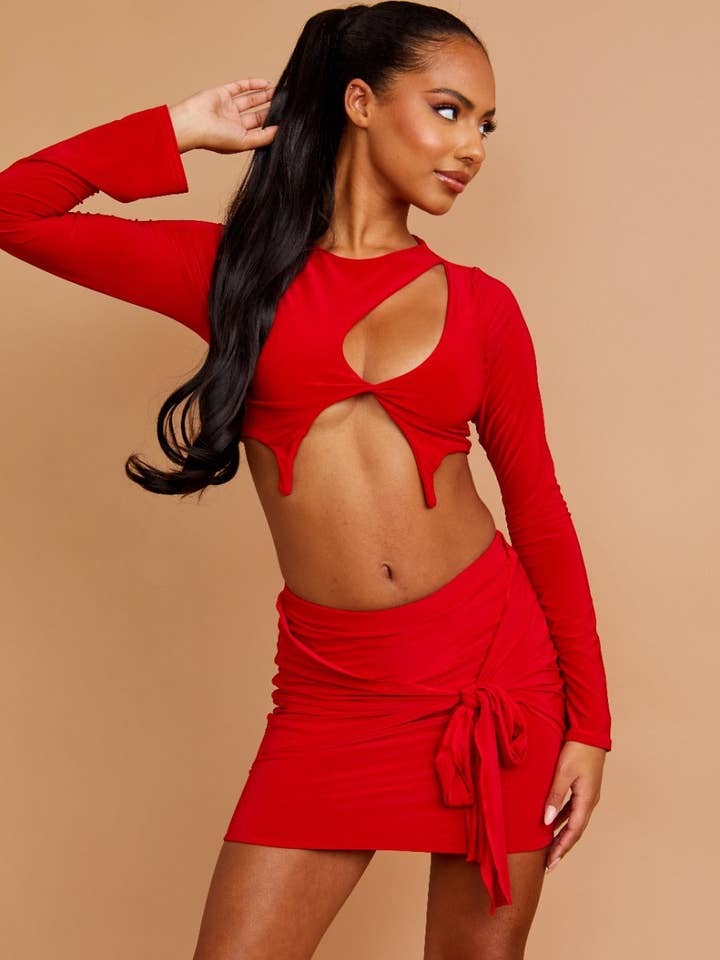 Top corto aderente e gonna con nodo annodato coordinati per la vendita all'ingrosso da parte di Stylewise Direct