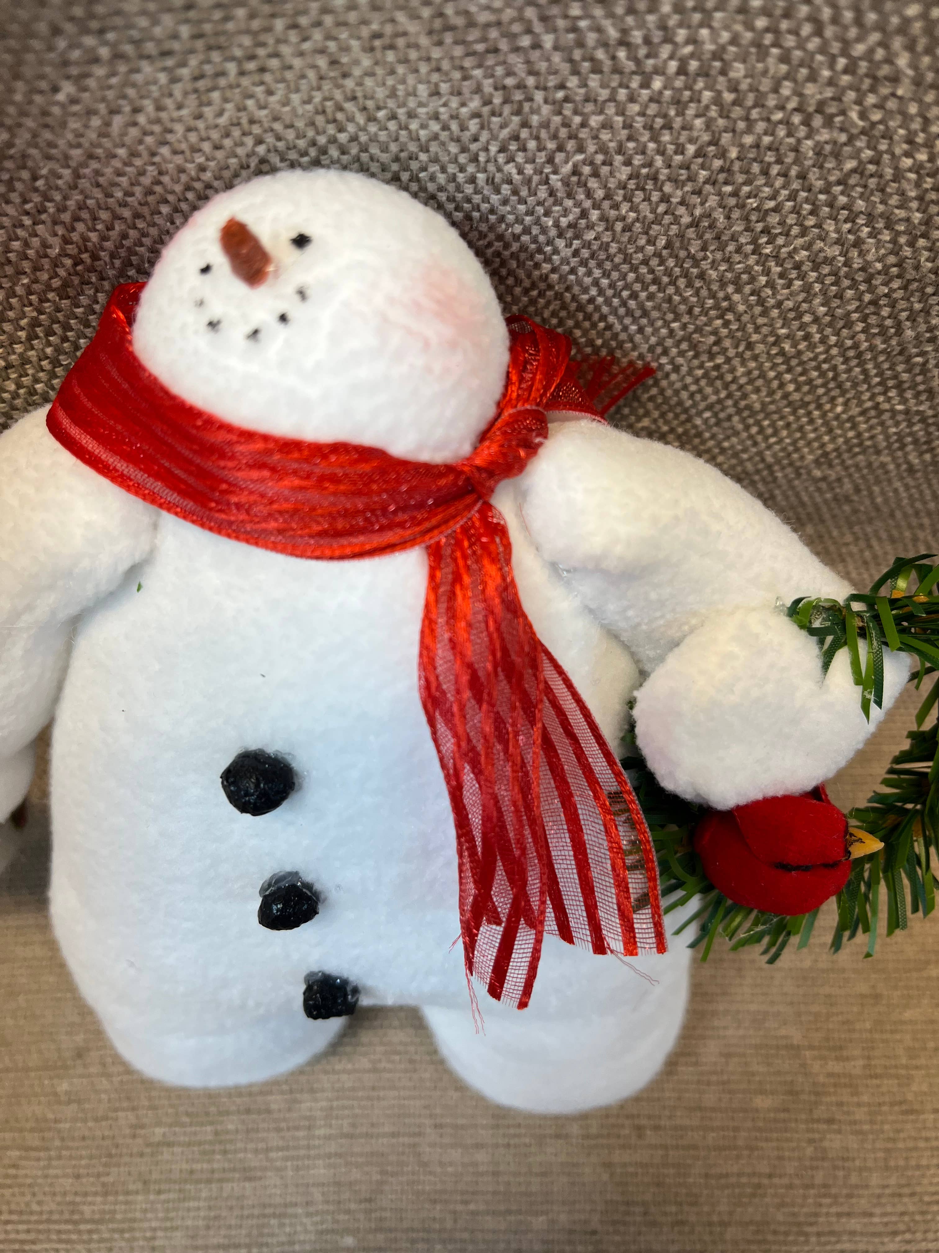 Sandy Pants Snowmen - Wholesale Christmas Decoration - Fleece Stuffed Snowman_Sandy Pants Visitor_Wreath_Cardinal3