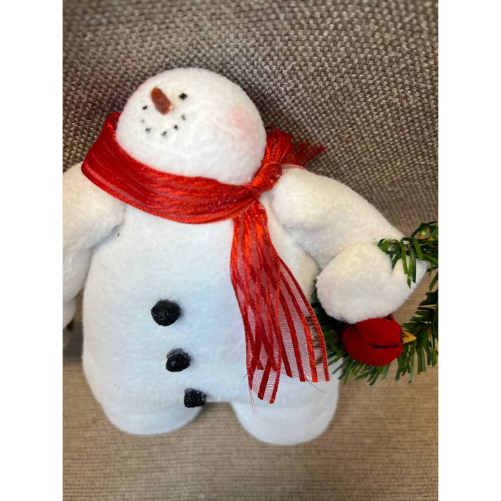 Sandy Pants Snowmen - Wholesale Christmas Decoration - Fleece Stuffed Snowman_Sandy Pants Visitor_Wreath_Cardinal3