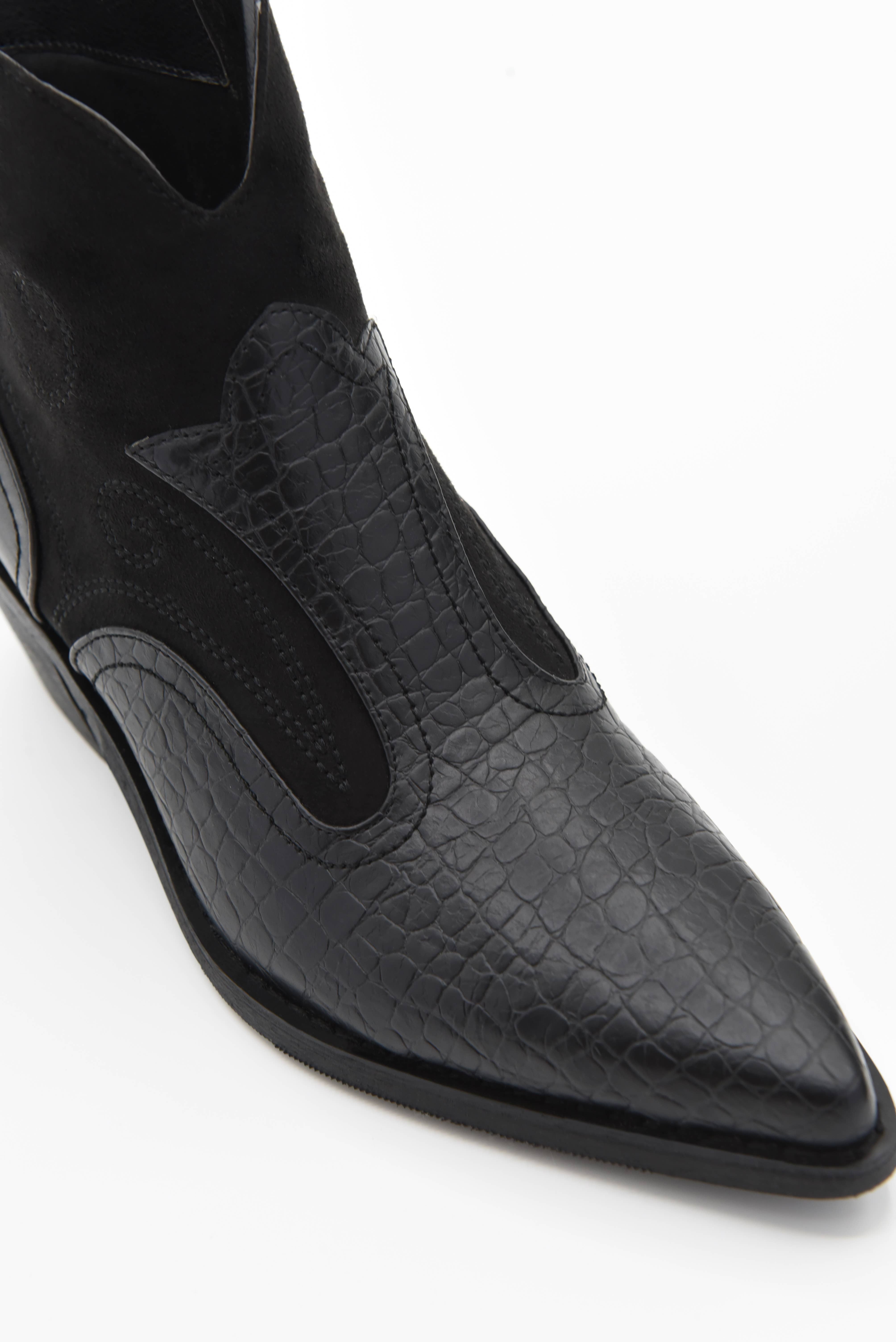 Azarey - Wholesale Cowboy Boots - Women's - Cowboy ankle boot with pointed toe and croco-effect 462K0624