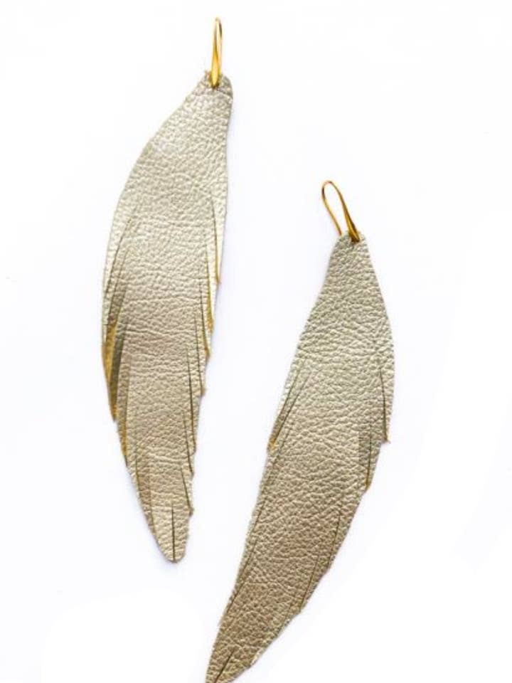 Orecchino lungo in pelle piuma - oro scuro per la vendita all'ingrosso da parte di The Supply Society