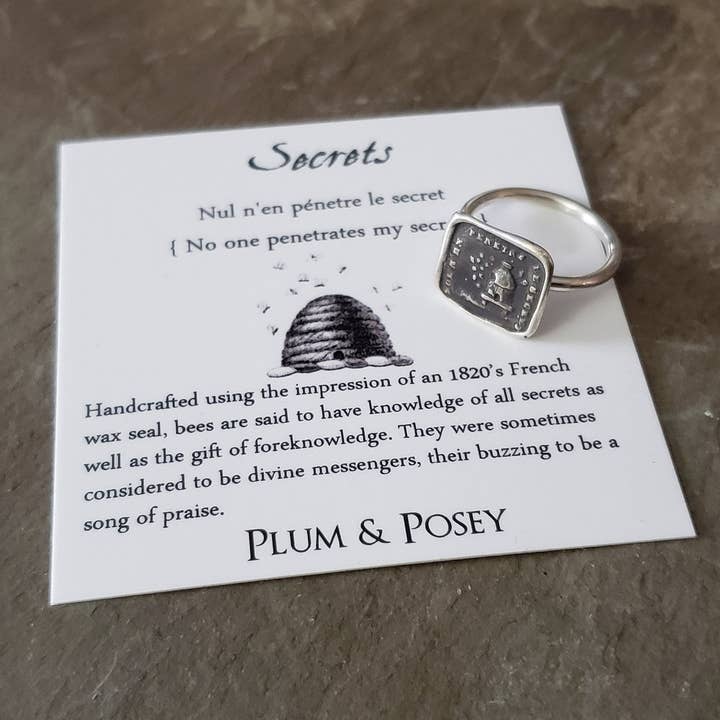 Secrets - Anello di sigillo in cera di alveare per la vendita all'ingrosso da parte di Plum and Posey