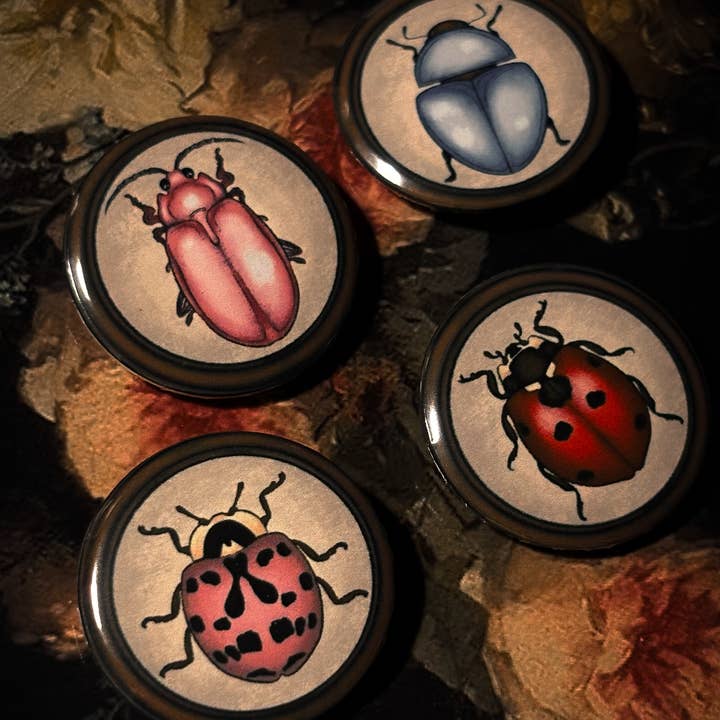 Set di pulsanti a forma di scarabeo per la vendita all'ingrosso da parte di Peculiar Coffin