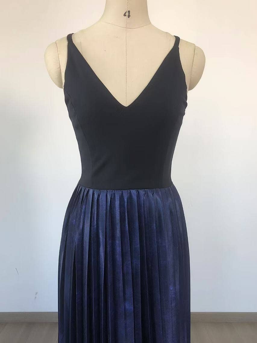 Flerfärgad DR355 Gradient veckad swing aftonklänning med djup V-hals för wholesale på Faire9