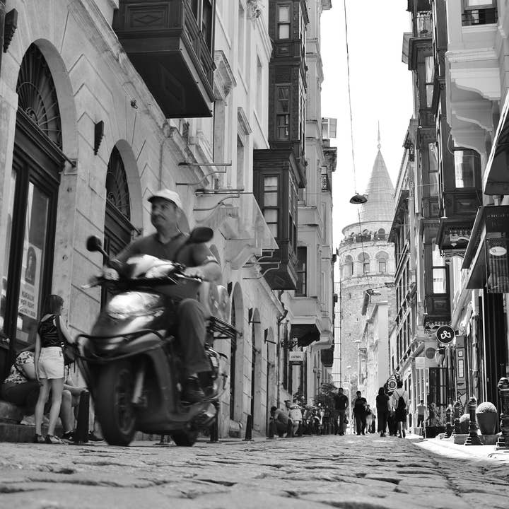 Art mural en noir et blanc de Galata à Istanbul pour la vente par Mo & Paul Photography