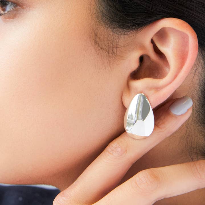 Teardrop sterling zilveren oorknopjes voor wholesale door Otis Jaxon London