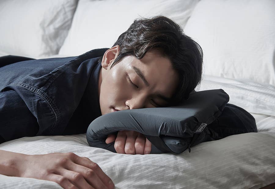 Banale – wholesale Travel pillow – Omni Pillow11