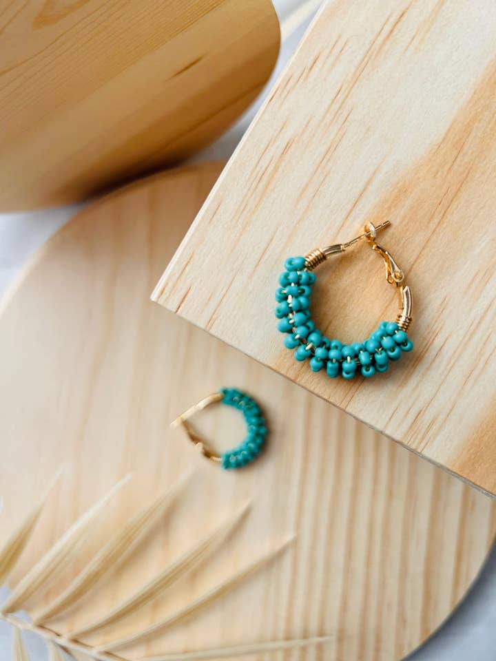 Hoepeloorbellen in turkoois en goud voor wholesale door Lavender Avenue