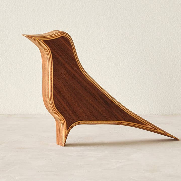 Relic Modern™ | Furniture & Objects - Vente Sculpture - Sculpture Robin en Noyer Minimaliste Moderne et Bouleau de la Baltique