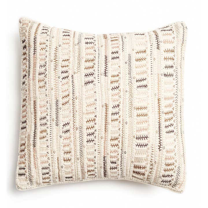 Housse de Coussin Brodée à la Main Dahli Marron Seulement pour la vente par Variously