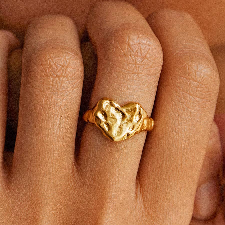 Agapée Jewelry - Venta al por mayor Anillo de sello - Anillo Livia con diseño de corazón en relieve, regalo de joyería dorada y resistente al agua2