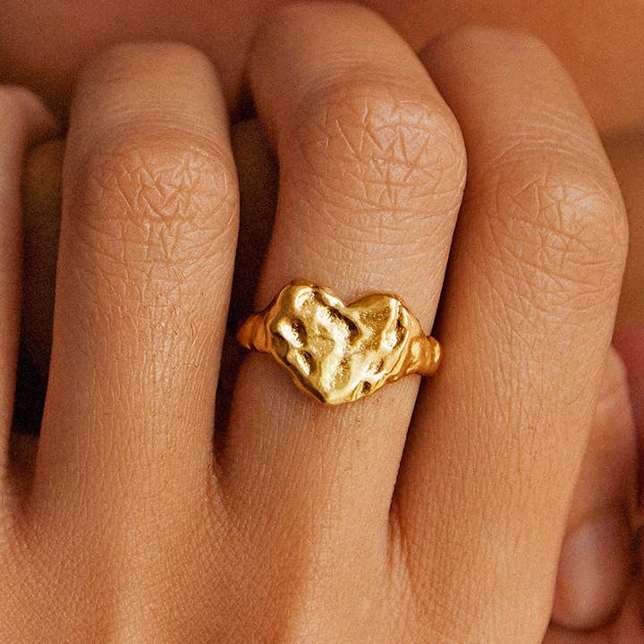 Agapée Jewelry - Venta al por mayor Anillo de sello - Anillo Livia con diseño de corazón en relieve, regalo de joyería dorada y resistente al agua2