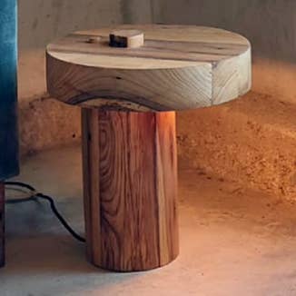 Lampada da terra in legno naturale riutilizzato fatto a mano BOLETO M per la vendita all'ingrosso da parte di Musgo Design