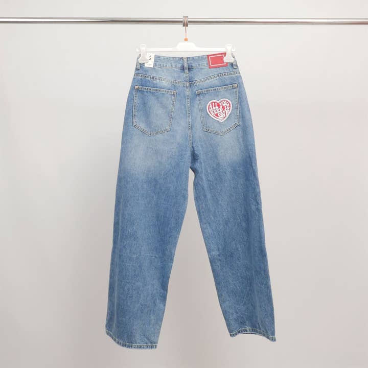 Cecile Wang - Wholesale Jeans - Women's - Jean straight cut heart patch on the back CWWZ1351