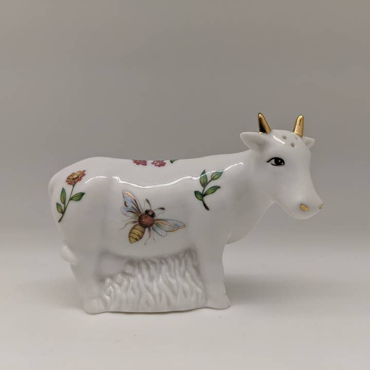 Green Pastures Wholesale - Wholesale Salt & Pepper Shaker Set - Salt And Pepper Shaker - Elegant 14K Porcelain Cows2