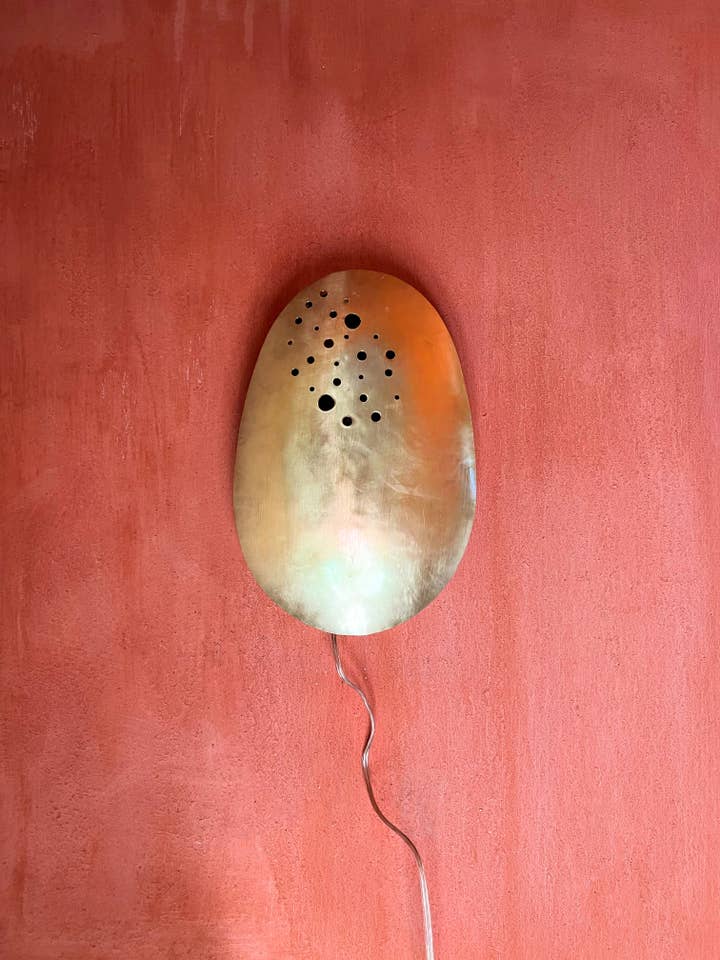 Applique murale électrifiée en cuivre - Ovale pour la vente par Maison Callaloo