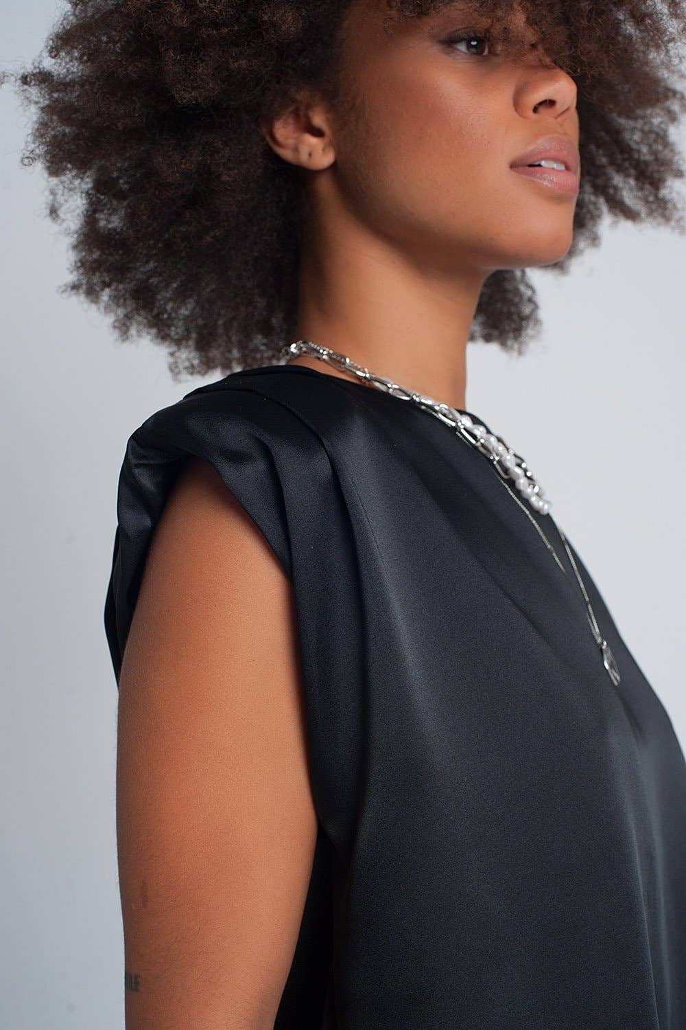 Zwart Mouwloze top van satijn in zwart voor groothandel op Faire1