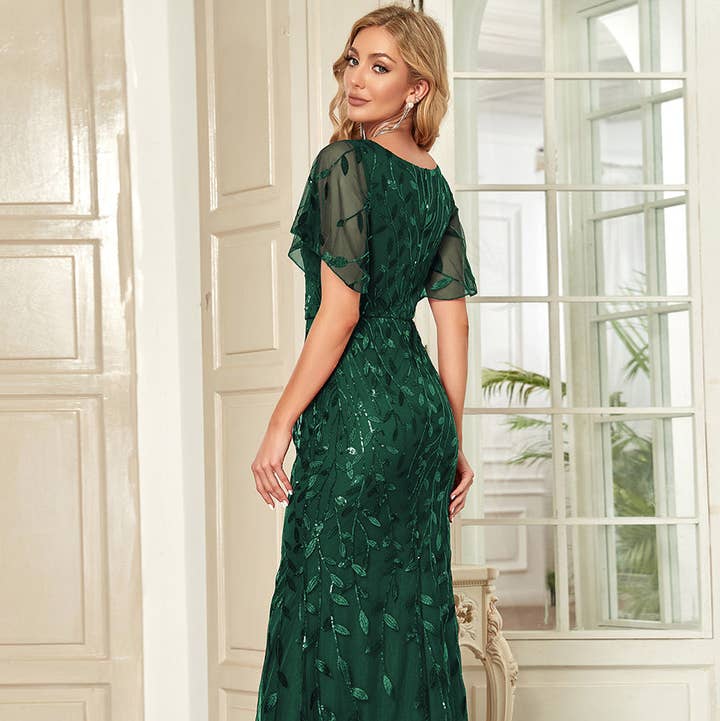 Vacker kvällsklänning med v-ringning, fiskstjärt och paljettblad för wholesale av Ever-Pretty