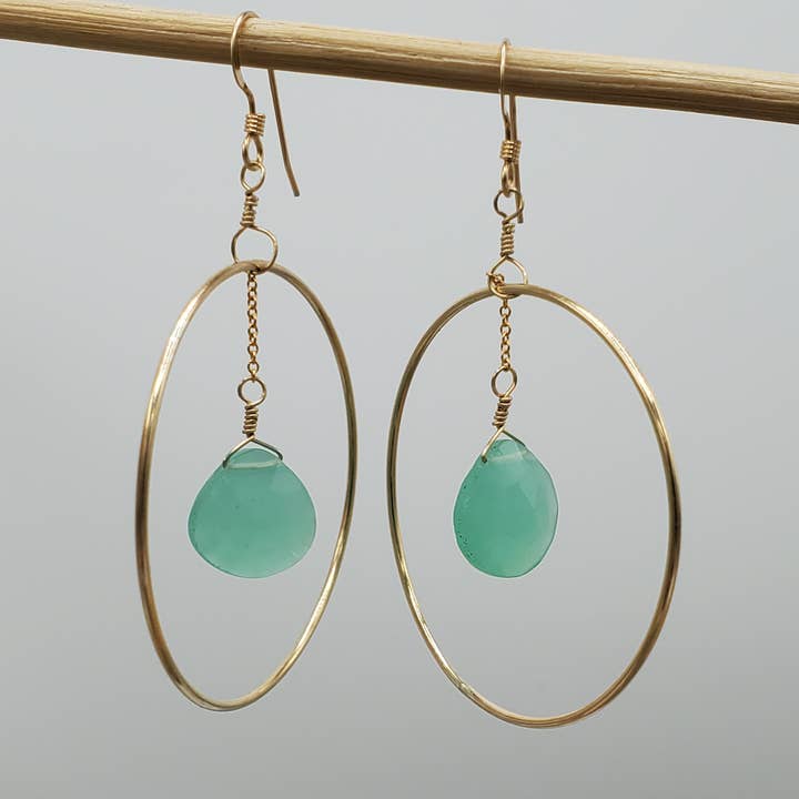 Blå kalcedon Orbit Hoops på guld for engroshandel hos Tela Bella Jewelry