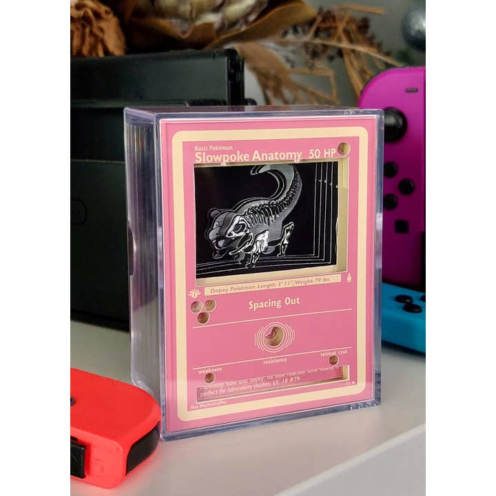 MechanicalPen – Engroshandel Bordpynt – Slowpoke Anatomy - Pokemon-kortdiorama skyggeboks