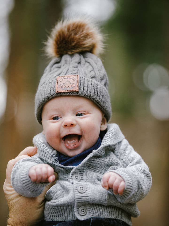 Baby Outdoorable Grey Pom Pom Beanie voor wholesale door Outdoorable Apparel