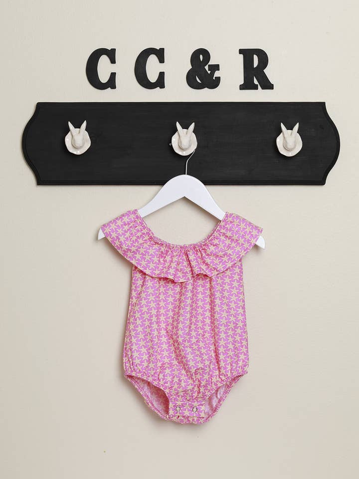 Flæsekanter Hals Onesie Og Hav Stjerner Pink for engroshandel hos cee cee & ryan