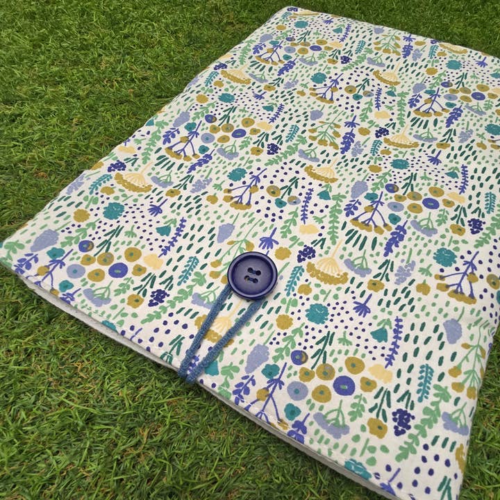 Copertina imbottita per libro fiori verdi, sfondo bianco per la vendita all'ingrosso da parte di laubelgo