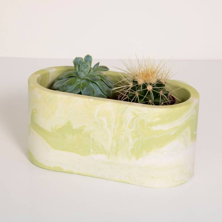 Vaso ovale per piante a forma di cactus Jesmonite marmorizzato verde e bianco per la vendita all'ingrosso da parte di Lunar Living