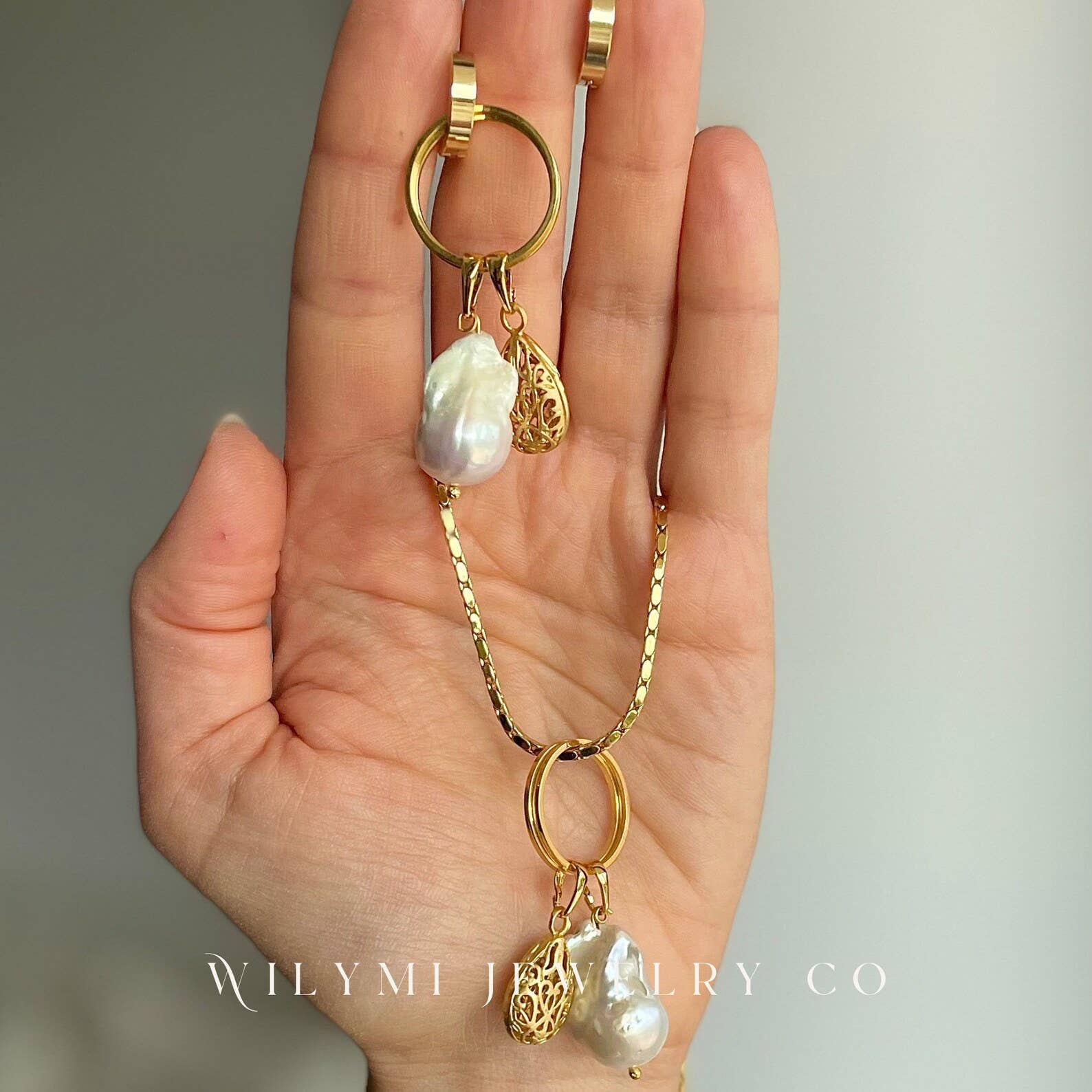 WILYMI Jewelry Co - Vente Boucles d'oreilles pendantes - Créoles baroques multifonctions CLARITY avec perles | Doré4