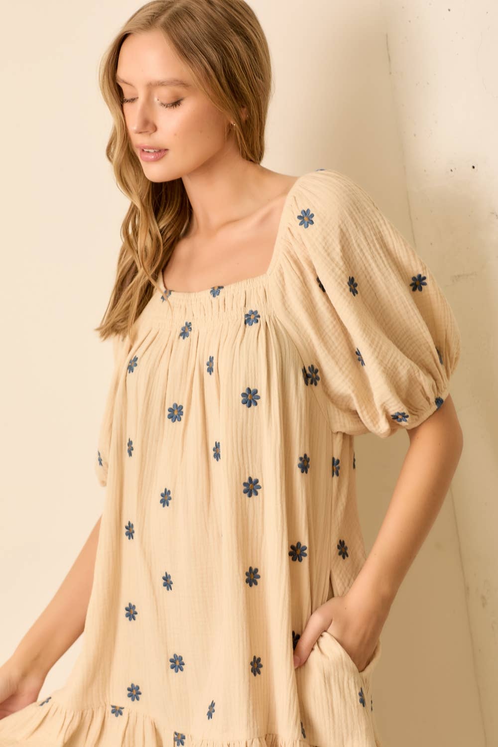 NATURLIG/FLÅDE PLUS SIZE PRINTET BLOMSTRET KORTÆRMET MINI KJOLE for engroshandel på Faire3