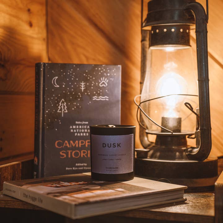 17 & Orchard Candle Co. – Vela em jarro/copo por atacado – Vela em jarra de sândalo, âmbar e baunilha ao entardecer1