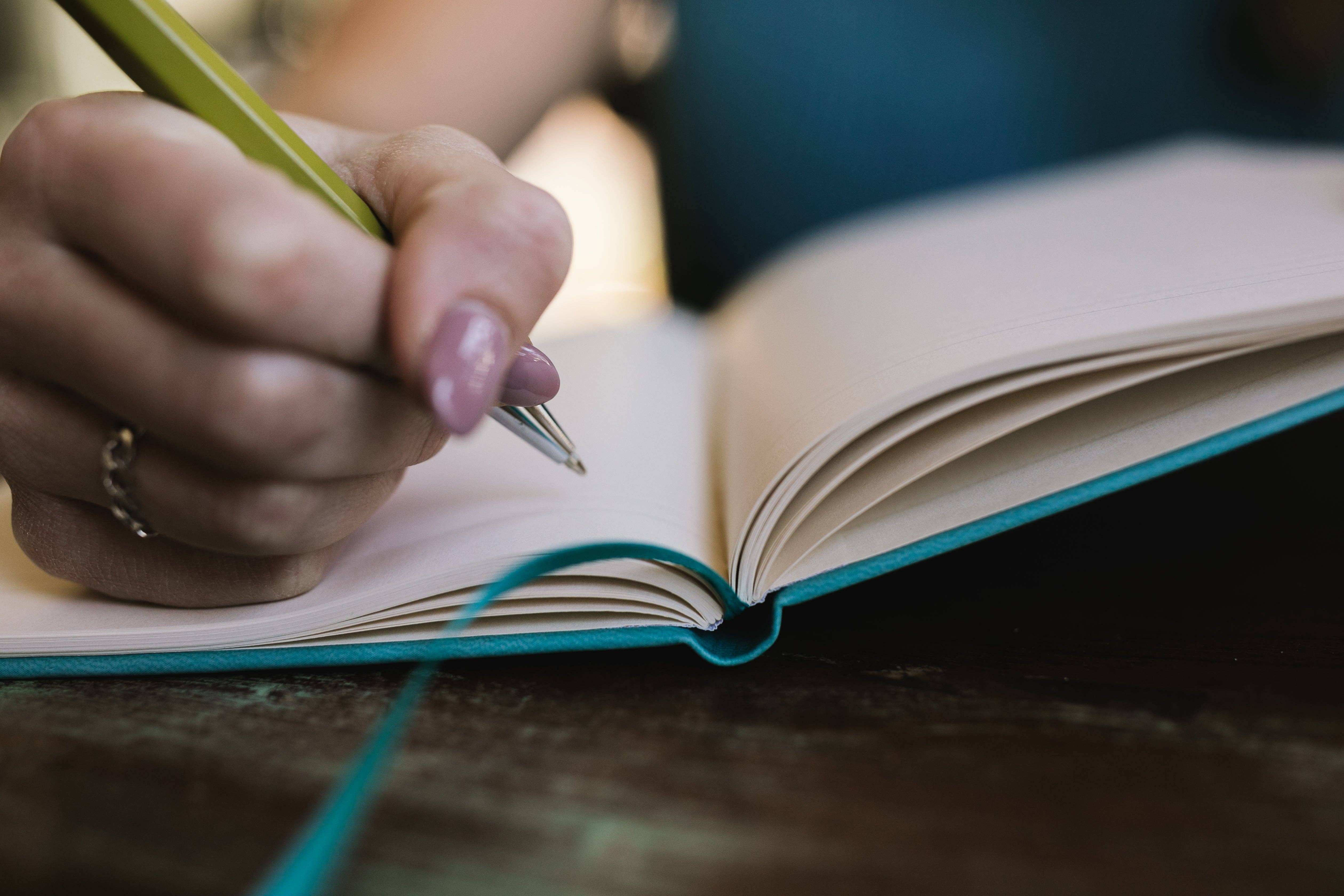 Elisa M Torres - Artist & Designer – Caderno por atacado – Caderno Nossa Senhora de Guadalupe com Detalhes em Ouro7